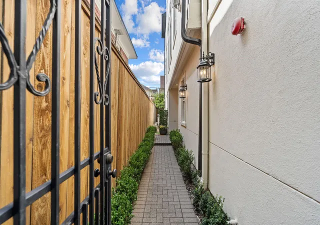 Photo 1 of Townhouse for sale at 1303 W Bell St, Houston, TX 77019 | MLS# 17340555 | Listing updated on 2026-09-12