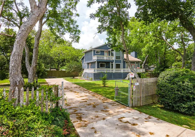 Photo 1 of Single family home for sale at 3726 Bayshore Dr, Bacliff, TX 77518 | MLS# 88020772 | Listing updated on 2026-09-08