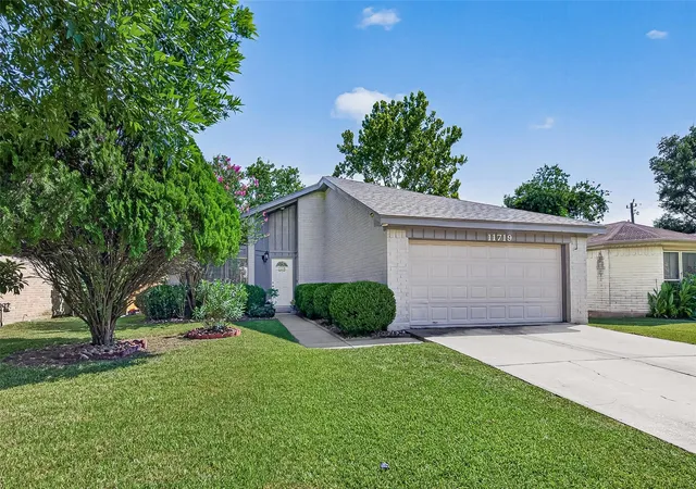 Photo 3 of Single family home for sale at 11719 Acadian Dr, Houston, TX 77099 | MLS# 27288944 | Listing updated on 2026-10-06