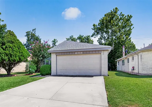 Photo 3 of Single family home for sale at 11719 Acadian Dr, Houston, TX 77099 | MLS# 27288944 | Listing updated on 2026-10-06
