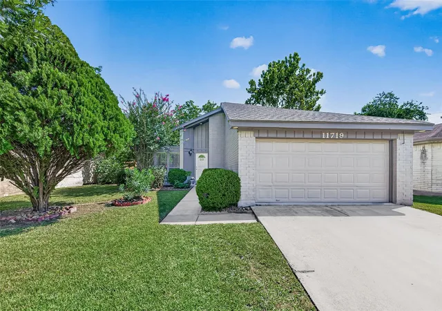 Photo 4 of Single family home for sale at 11719 Acadian Dr, Houston, TX 77099 | MLS# 27288944 | Listing updated on 2026-10-06