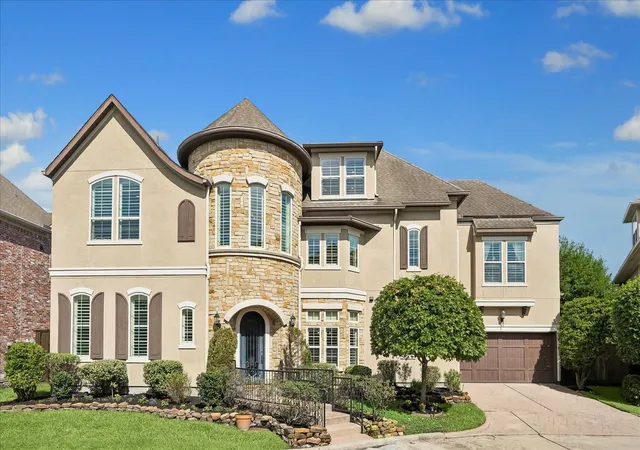 Photo 1 of Single family home for sale at 10 Windsor Ct, Houston, TX 77055 | MLS# 64715716 | Listing updated on 2026-09-14