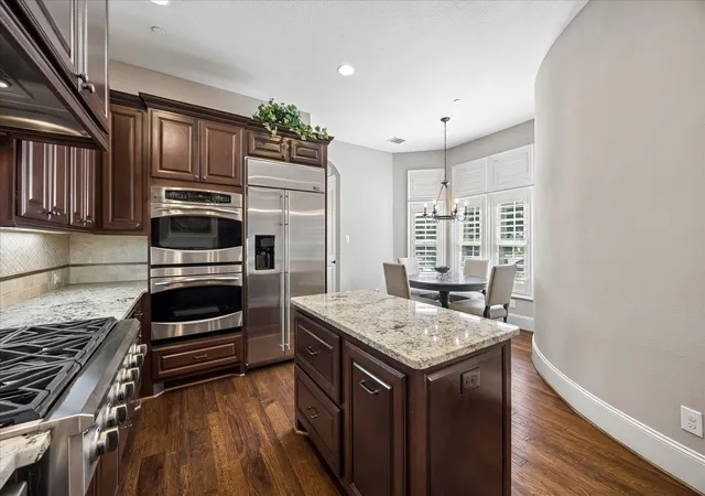 Photo 3 of Single family home for sale at 10 Windsor Ct, Houston, TX 77055 | MLS# 64715716 | Listing updated on 2026-09-14