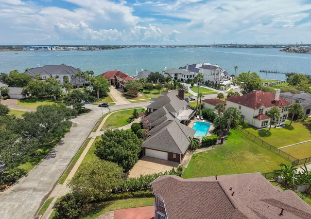 Photo 3 of Single family home for sale at 2207 Twin Oaks Blvd, Kemah, TX 77565 | MLS# 23974468 | Listing updated on 2026-09-08