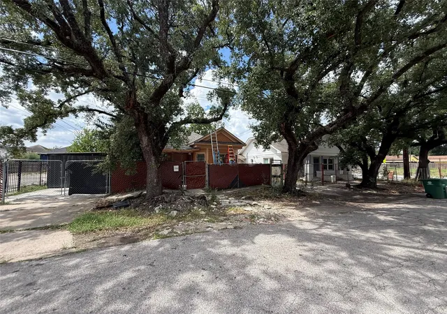 Photo 1 of Multi family home for sale at 2319 Mckee St, Houston, TX 77009 | MLS# 49182218 | Listing updated on 2026-09-16