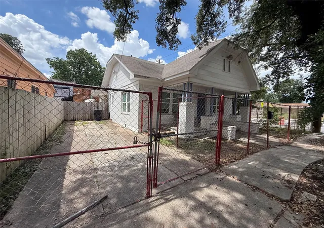 Photo 2 of Multi family home for sale at 2319 Mckee St, Houston, TX 77009 | MLS# 49182218 | Listing updated on 2026-09-16