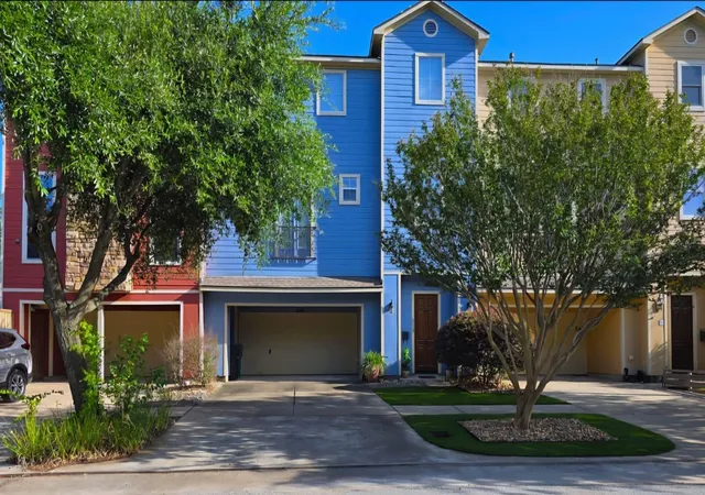 Photo 1 of Townhouse for sale at 404 W 16th Street, Houston, TX 77008 | MLS# 50717503 | Listing updated on 2026-09-14