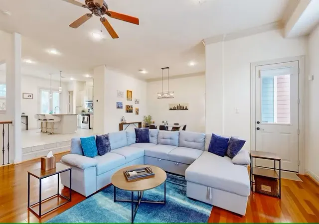 Photo 2 of Townhouse for sale at 404 W 16th Street, Houston, TX 77008 | MLS# 50717503 | Listing updated on 2026-09-14