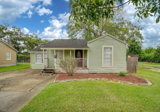 Photo 1 of Single family home for sale at 126 Huisache St, Lake Jackson, TX 77566 | MLS# 28399233 | Listing updated on 2026-09-05