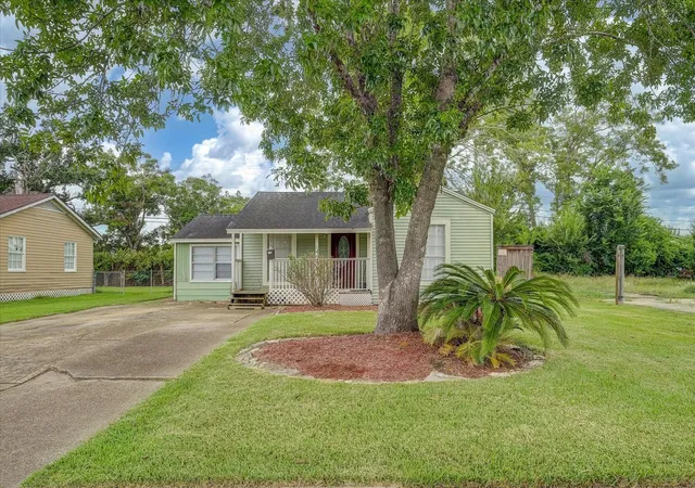 Photo 3 of Single family home for sale at 126 Huisache St, Lake Jackson, TX 77566 | MLS# 28399233 | Listing updated on 2026-09-05