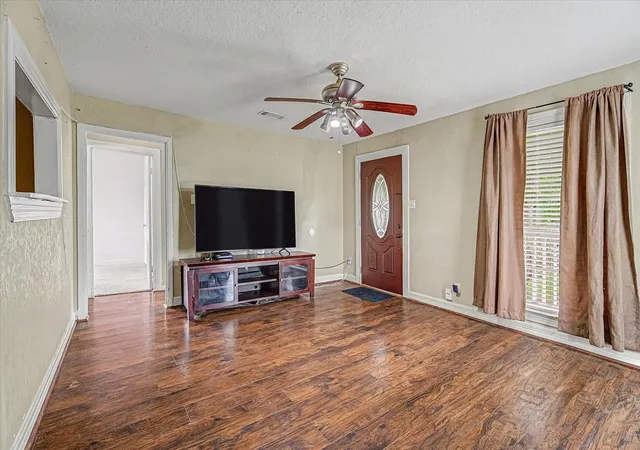 Photo 4 of Single family home for sale at 126 Huisache St, Lake Jackson, TX 77566 | MLS# 28399233 | Listing updated on 2026-09-05