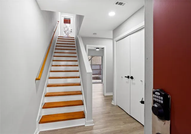 Photo 4 of Townhouse for sale at 6933 Yellowstone Way Dr, Houston, TX 77054 | MLS# 70456687 | Listing updated on 2026-09-20