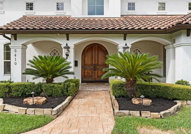 Photo 3 of Sale Pending at 5410 Valerie St, Bellaire, TX 77401 | MLS# 44463289 | Listing updated on 2026-09-28
