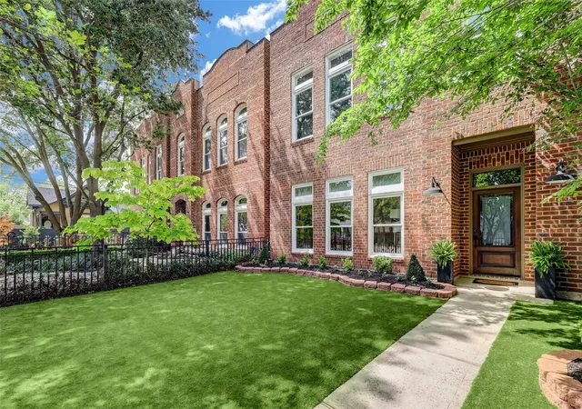 Photo 1 of Single family home for sale at 517 E 11th Street, Houston, TX 77008 | MLS# 41995495 | Listing updated on 2026-09-12