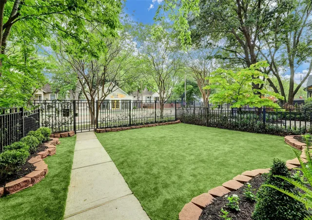 Photo 2 of Single family home for sale at 517 E 11th Street, Houston, TX 77008 | MLS# 41995495 | Listing updated on 2026-09-12