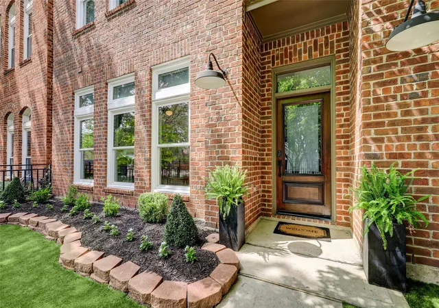 Photo 3 of Single family home for sale at 517 E 11th Street, Houston, TX 77008 | MLS# 41995495 | Listing updated on 2026-09-12
