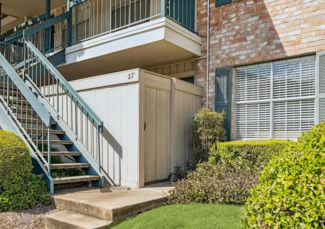Photo 1 of Condo for sale at 855 Augusta Dr #27, Houston, TX 77057 | MLS# 32169226 | Listing updated on 2026-09-22
