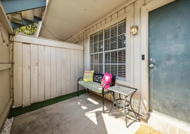 Photo 3 of Condo for sale at 855 Augusta Dr #27, Houston, TX 77057 | MLS# 32169226 | Listing updated on 2026-09-22