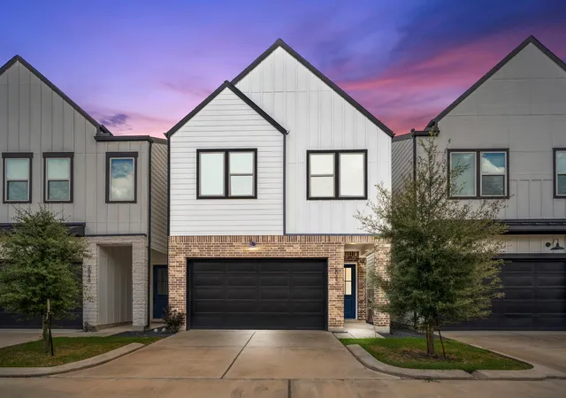 Photo 1 of Single family home for sale at 2042 W Tidwell Rd, Houston, TX 77091 | MLS# 10633924 | Listing updated on 2026-09-17