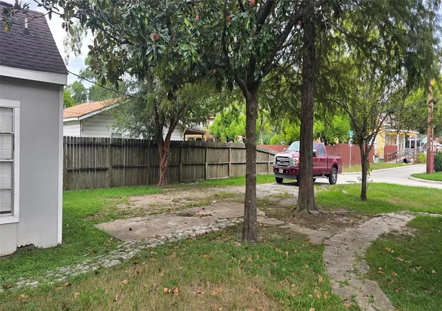 Photo 2 of Single family home for sale at 813 N Ave D, Humble, TX 77338 | MLS# 49267692 | Listing updated on 2026-09-19