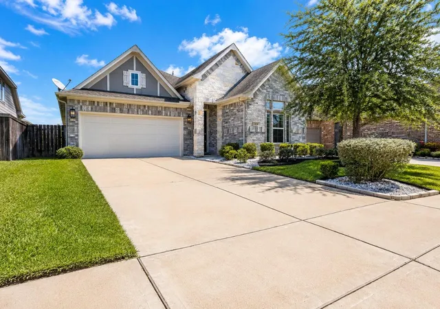 Photo 1 of Sale Pending at 2414 Manor Valley Ln, Missouri City, TX 77459 | MLS# 64771630 | Listing updated on 2026-10-01