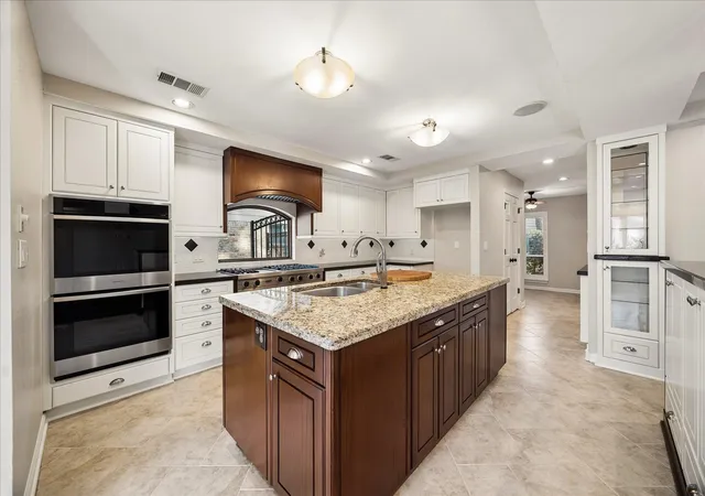 Photo 3 of Single family home for sale at 13811 Woodthorpe Ln, Houston, TX 77079 | MLS# 70101413 | Listing updated on 2026-09-23