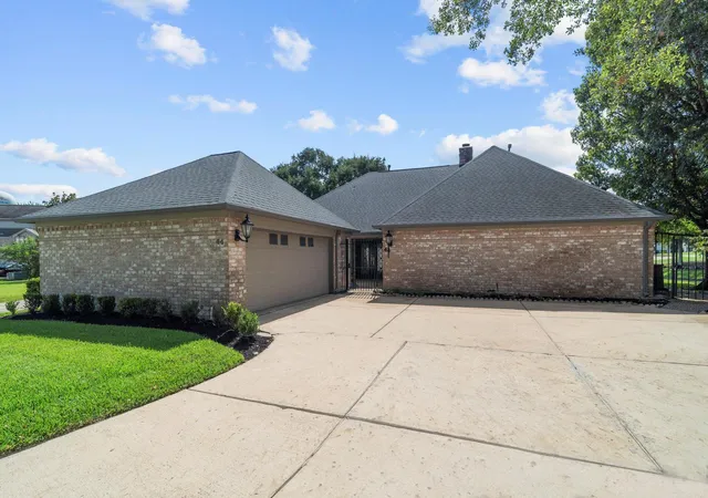 Photo 1 of Sale Pending at 44 Bendwood Dr, Sugar Land, TX 77478 | MLS# 34680826 | Listing updated on 2026-10-06