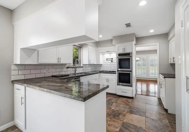 Photo 4 of Sale Pending at 44 Bendwood Dr, Sugar Land, TX 77478 | MLS# 34680826 | Listing updated on 2026-10-06