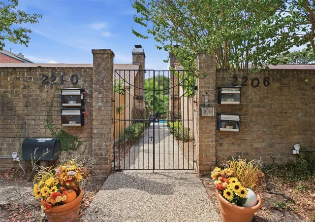 Photo 2 of Townhouse for sale at 2206 Nantucket Dr #B, Houston, TX 77057 | MLS# 42874490 | Listing updated on 2026-10-08