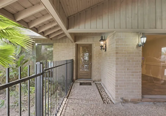 Photo 3 of Townhouse for sale at 2206 Nantucket Dr #B, Houston, TX 77057 | MLS# 42874490 | Listing updated on 2026-10-08