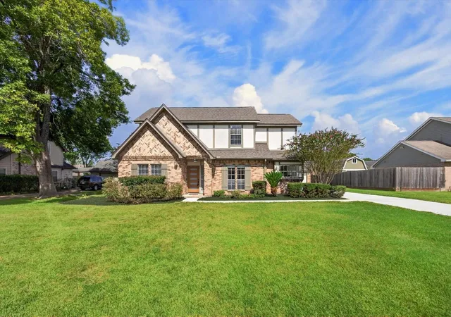 Photo 2 of Sale Pending at 1013 Londonderry Ave, Friendswood, TX 77546 | MLS# 39910093 | Listing updated on 2026-09-17