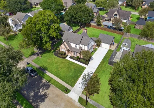 Photo 3 of Sale Pending at 1013 Londonderry Ave, Friendswood, TX 77546 | MLS# 39910093 | Listing updated on 2026-09-17
