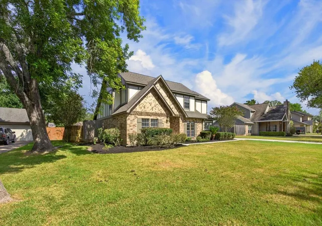 Photo 3 of Sale Pending at 1013 Londonderry Ave, Friendswood, TX 77546 | MLS# 39910093 | Listing updated on 2026-09-17