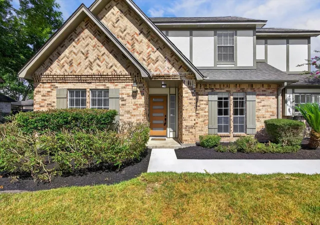 Photo 4 of Sale Pending at 1013 Londonderry Ave, Friendswood, TX 77546 | MLS# 39910093 | Listing updated on 2026-09-17