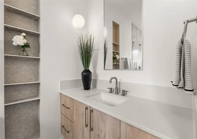 Photo 4 of Single family home for sale at 606 Skyland Ter Way, Houston, TX 77009 | MLS# 45048456 | Listing updated on 2026-09-20