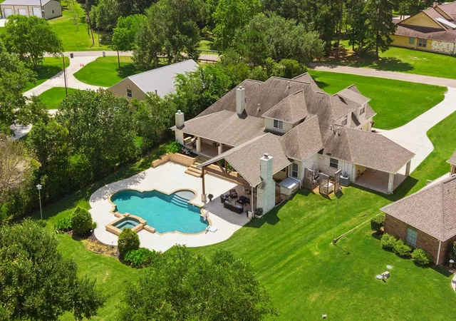 Photo 3 of Single family home for sale at 13907 Jbk Memorial Dr, Willis, TX 77318 | MLS# 15178512 | Listing updated on 2026-09-11