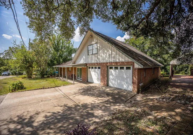 Photo 1 of Single family home for sale at 110 S 9th Street, Highlands, TX 77562 | MLS# 77010571 | Listing updated on 2026-09-24