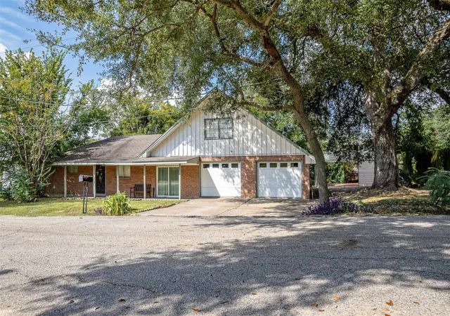 Photo 3 of Single family home for sale at 110 S 9th Street, Highlands, TX 77562 | MLS# 77010571 | Listing updated on 2026-09-24