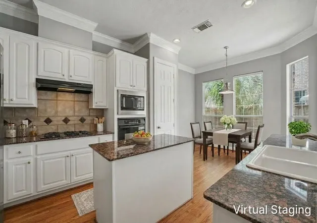Photo 4 of Single family home for sale at 2806 Bering Dr, Houston, TX 77057 | MLS# 39006602 | Listing updated on 2026-09-24
