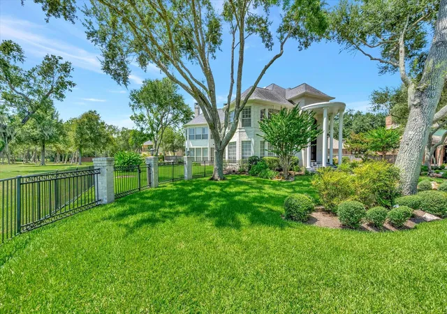 Photo 4 of Single family home for sale at 14318 Golf View Trl, Houston, TX 77059 | MLS# 76398450 | Listing updated on 2026-09-10