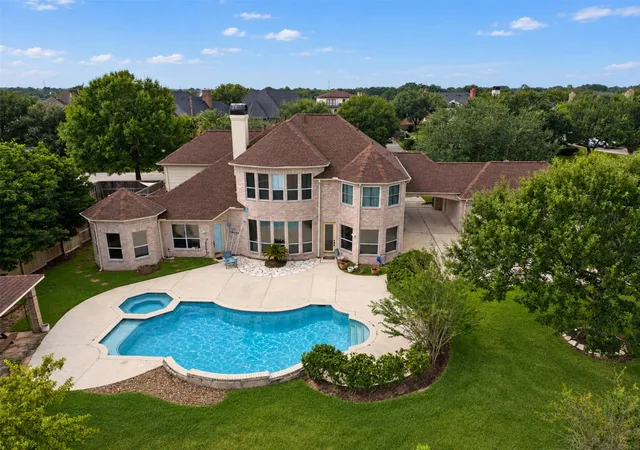 Photo 2 of Sale Pending at 2606 Heatherbend Dr, Pearland, TX 77584 | MLS# 11737514 | Listing updated on 2026-10-08