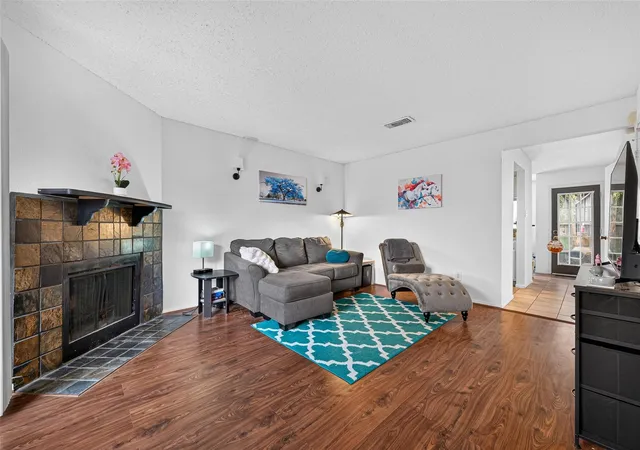 Listing Photo 4 - Condo for sale in building located at 3993 Tanglewilde St, Houston, TX 77063 - Unit #3993