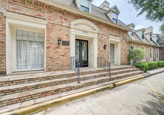 Listing Photo 2 - Condo for sale in building located at 2727 Briarhurst Dr, Houston, TX 77057 - Unit #25