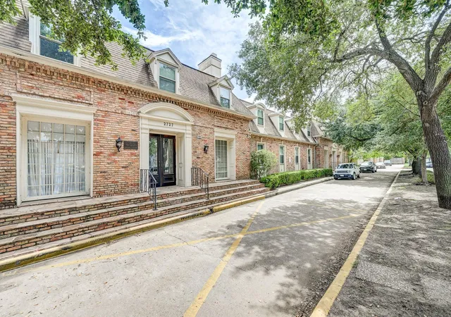 Listing Photo 3 - Condo for sale in building located at 2727 Briarhurst Dr, Houston, TX 77057 - Unit #25