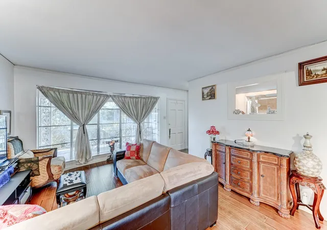 Listing Photo 4 - Condo for sale in building located at 2727 Briarhurst Dr, Houston, TX 77057 - Unit #25