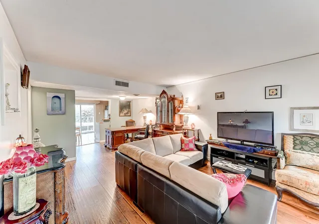 Listing Photo 5 - Condo for sale in building located at 2727 Briarhurst Dr, Houston, TX 77057 - Unit #25