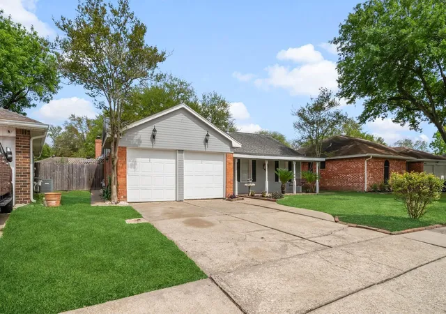 Photo 2 of Single family home for sale at 10111 Stonemont Rd, La Porte, TX 77571 | MLS# 53216072 | Listing updated on 2026-09-19