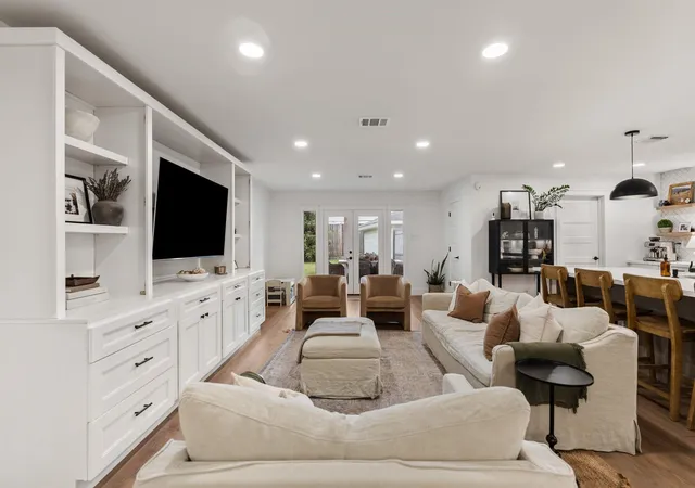 Photo 2 of Single family home for sale at 9206 Kapri Ln, Houston, TX 77025 | MLS# 10042637 | Listing updated on 2026-10-03