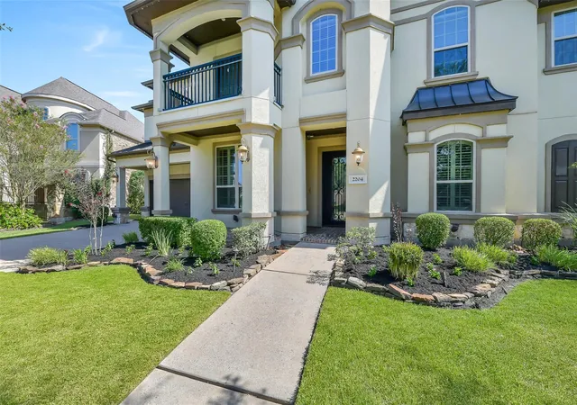 Photo 3 of Sale Pending at 2204 Texoma Bnd Ln, Friendswood, TX 77546 | MLS# 80193881 | Listing updated on 2026-09-19