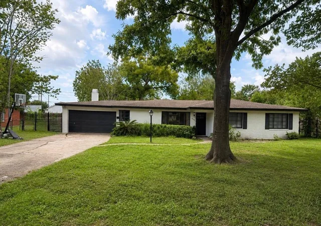Photo 2 of Single family home for sale at 9350 Livernois Rd, Houston, TX 77080 | MLS# 86289912 | Listing updated on 2026-09-28